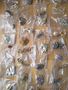 Vintage Brooch Pin Lot 32 Jewelry Wearable Some Signed Pearl Gold Kilt Abstract
